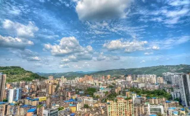 四川致敬，领导与同胞的深情凝聚