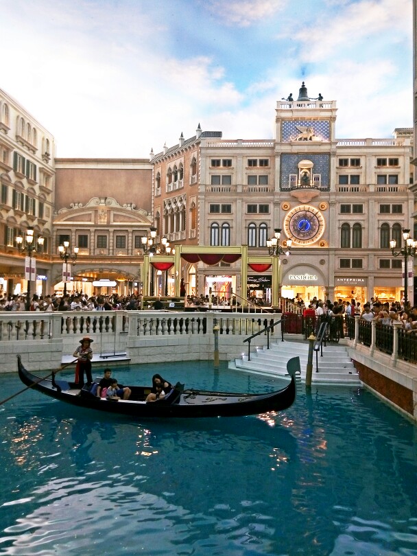 澳门夜色下的家族沉思